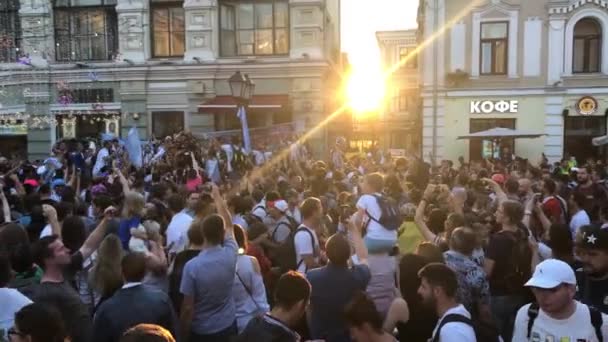 모스크바의 중심에서 아르헨티나 팬 들의 군중 — 비디오