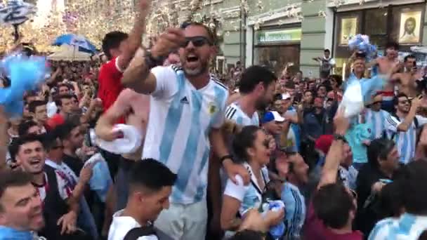 Una folla di fan argentini nel centro di Mosca — Video Stock