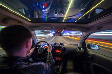 Gece şehir yol manzarası içeriden