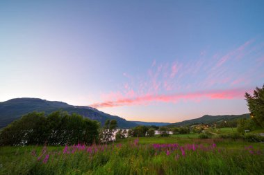 Günbatımı zaman Vang, Norveç'in dağ manzarası