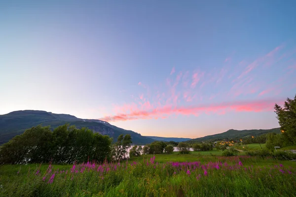Günbatımı zaman Vang, Norveç'in dağ manzarası