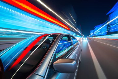 Hızlı sürüş araba geri gelen bulanık kentsel bakmak yan ve sürücü kış geceleri. Longexposure atış.