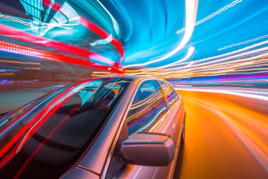 Hızlı sürüş araba geri gelen bulanık kentsel bakmak yan ve sürücü kış geceleri. Longexposure atış.