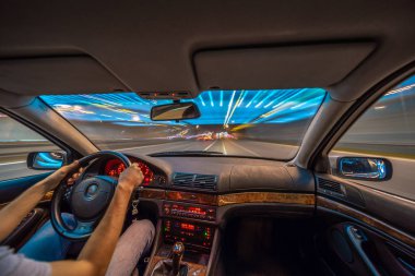 Gece şehir yol manzarası içeriden