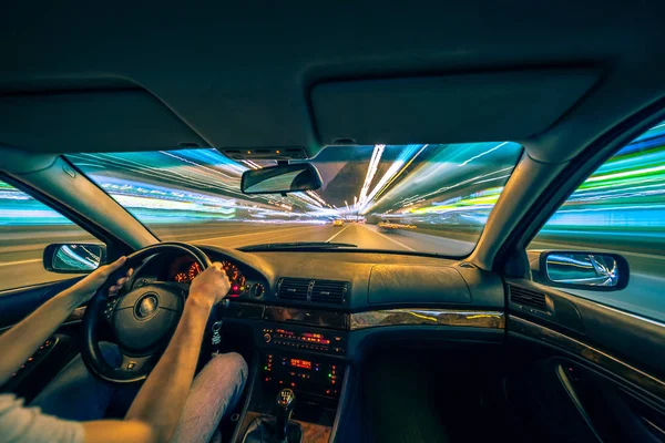 Night city road vy inifrån bilen — Stockfoto