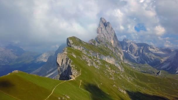Aerea - Volare sopra Seceda nelle Dolomiti — Video Stock