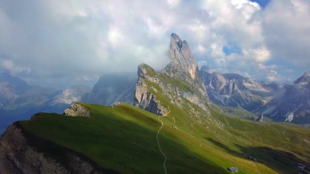 Antenn - flyger över Seceda i Dolomiterna — Stockvideo