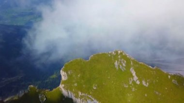 Hava - Seceda Dolomites içinde yukarıda uçan
