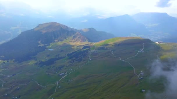 Antenne - vliegen boven de Seceda in de Dolomieten — Stockvideo