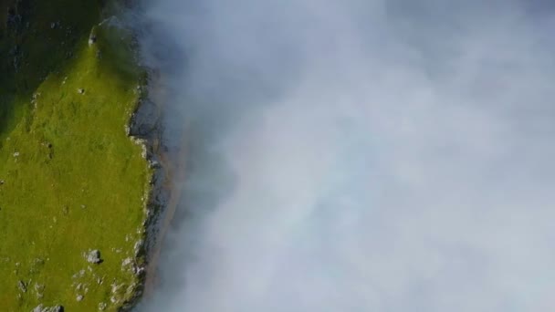 Antenn - flyger över Seceda i Dolomiterna — Stockvideo