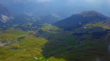 Hava - Seceda Dolomites içinde yukarıda uçan