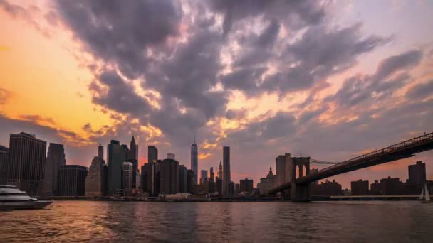 Manhattan na East River, z dnia na noc timelapse. — Wideo stockowe