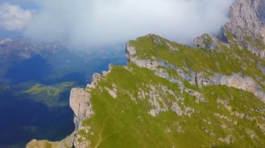 Hava - Seceda Dolomites içinde yukarıda uçan