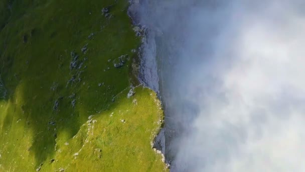Antenne - vliegen boven de Seceda in de Dolomieten — Stockvideo
