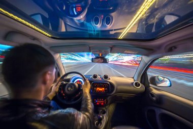 Gece şehir yol manzarası içeriden