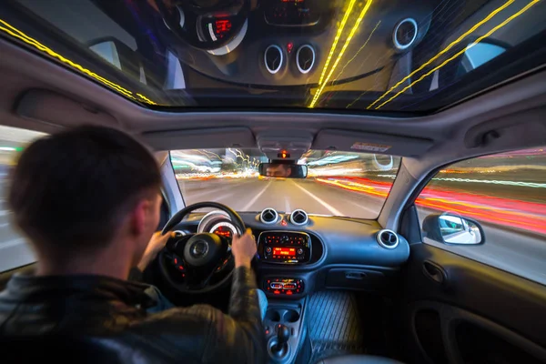 Vista nocturna de la ciudad desde el interior del coche — Foto de Stock