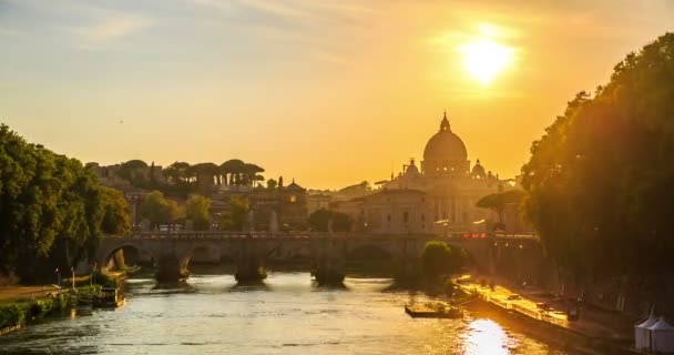 Город Ватикан, как видно из реки Тибр в дневное и ночное время . — стоковое видео