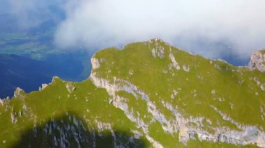 Hava - Seceda Dolomites içinde yukarıda uçan