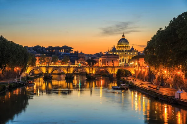 Ciudad del Vaticano, Roma, Italia, Hermosa noche vibrante imagen — Foto de Stock
