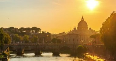 Roma manzarası st. Peter Bazilikası Vatikan Tiber Nehri video lapse zaman gece gün görülen.