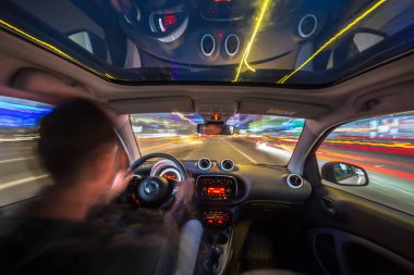 Gece şehir yol manzarası içeriden