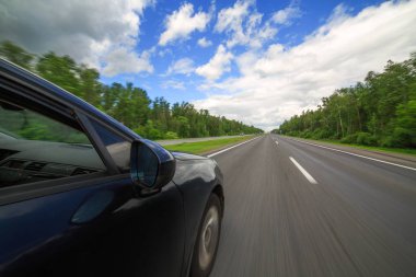 Araba büyük bir hızla hareket ediyor..