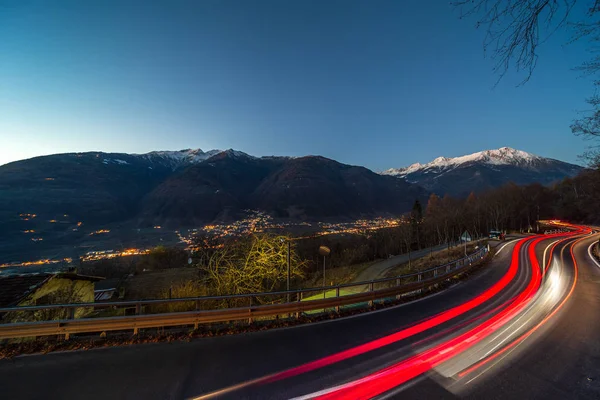 Carriles de luz de los vehículos en movimiento para una carretera a la luz de la luna — Foto de Stock