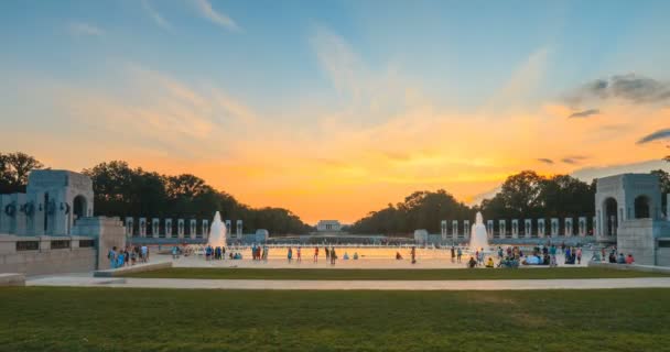 Washington Monument Visa från Wwii Memorial vatten fontän sommaren — Stockvideo