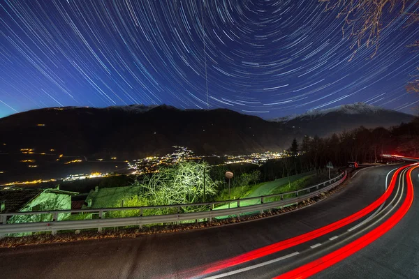 รถและหางดาวบนท้องฟ้า — ภาพถ่ายสต็อก