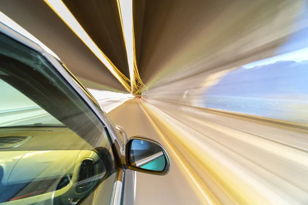 Araba hareket bulanıklığı dağlarda sürüş — Stok fotoğraf