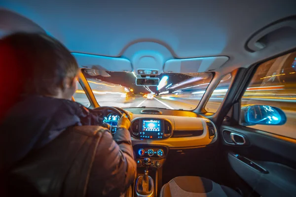 Nacht stad weg uitzicht van binnenuit auto — Stockfoto