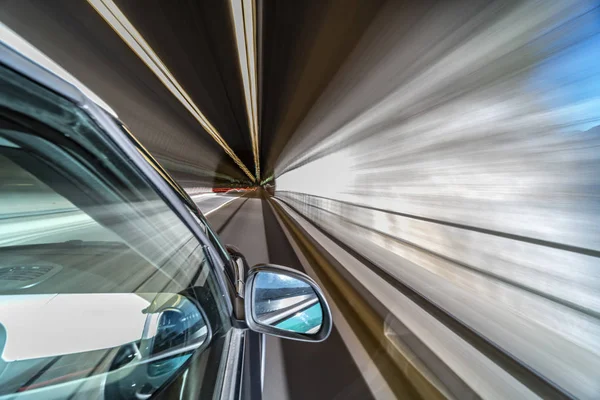 Araba hareket bulanıklığı dağlarda sürüş