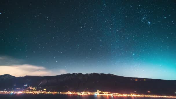 Timelapse de senderos estelares en movimiento en el cielo nocturno sobre la montaña — Vídeo de stock