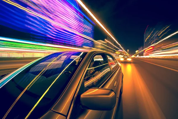 Nachtelijke auto en snelle wazige neon lichten — Stockfoto