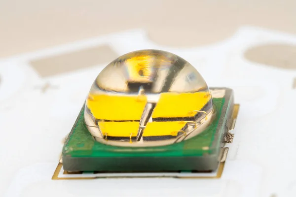 Hög effekt varm vit smd LED chip makro — Stockfoto
