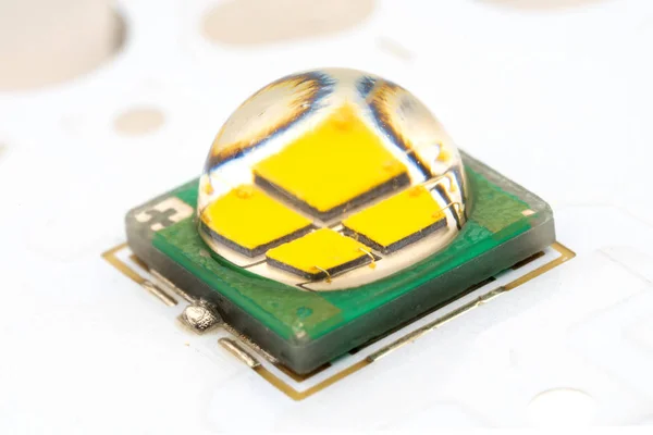 Hög effekt varm vit smd LED chip makro — Stockfoto