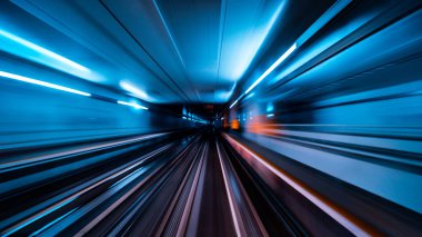 Tren tüneli hızlı hareket
