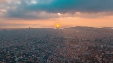 Gün batımı barcelona cityscape havadan dronelapse
