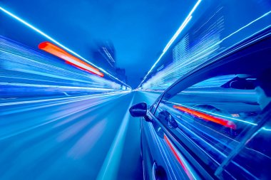 Bir gece şehrinde hareket eden Yan Araba görüntüsü