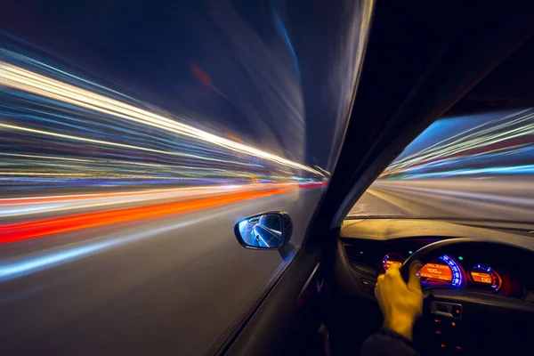 De auto beweegt met grote snelheid longexposure. — Stockfoto