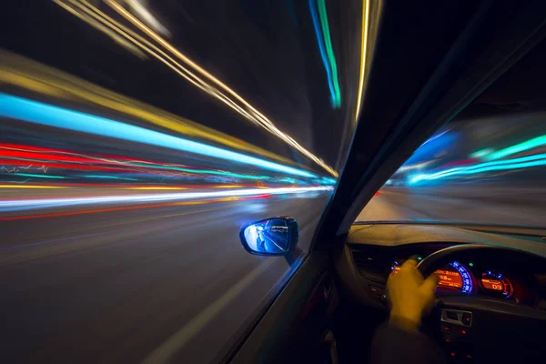 O carro se move em grande velocidade longexposure . — Fotografia de Stock