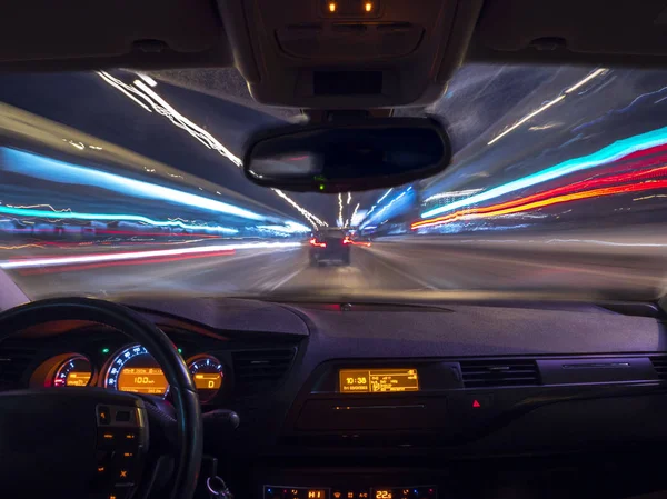De auto beweegt met grote snelheid longexposure. — Stockfoto