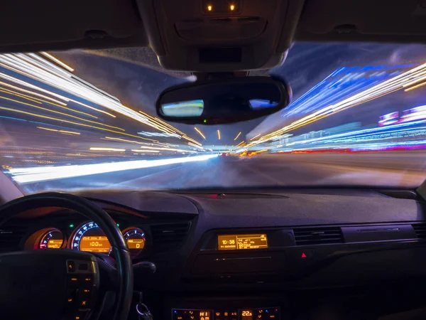 O carro se move em grande velocidade longexposure . — Fotografia de Stock