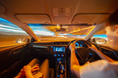 Sürücüleri el bir araba direksiyon simidi üzerinde