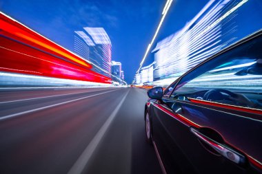 Bir gece şehrinde hareket eden Yan Araba görüntüsü