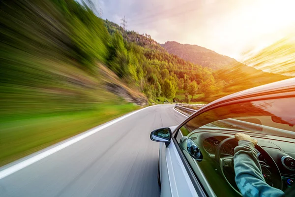 Carro em movimento borrão dirigindo nas montanhas — Fotografia de Stock