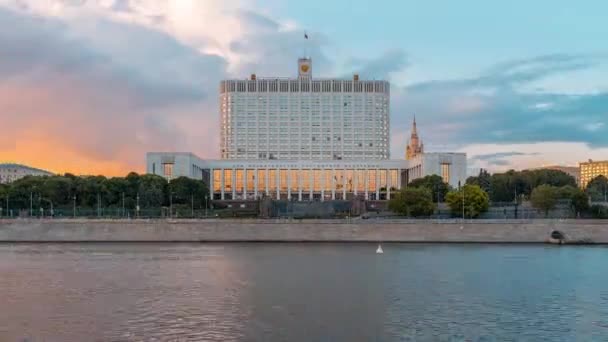 Sunset Hyperlapse toma del edificio de la Casa Blanca en Moscú — Vídeos de Stock