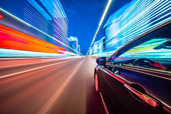 Vista do lado do carro em movimento em uma cidade noturna — Fotografia de Stock