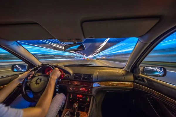 Nacht stad weg uitzicht van binnenuit auto — Stockfoto