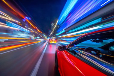 Bir gece şehrinde hareket eden Yan Araba görüntüsü